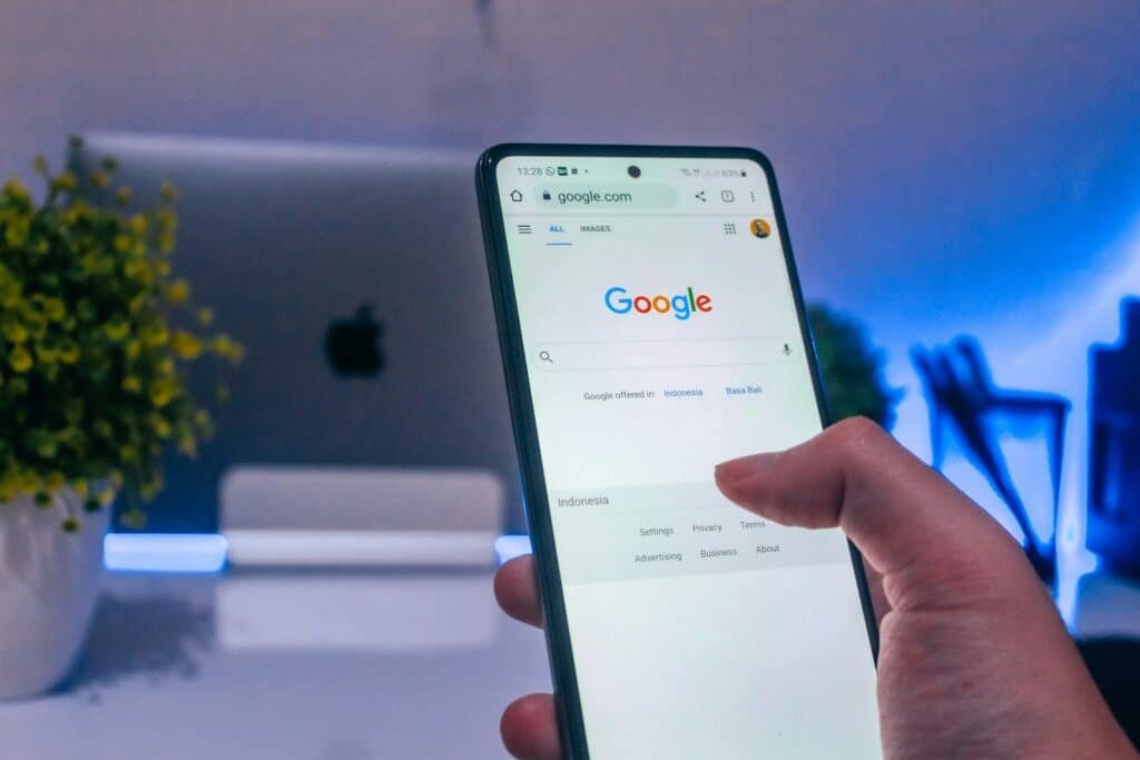 Recherche Google sur smartphone pour trouver un professionnel